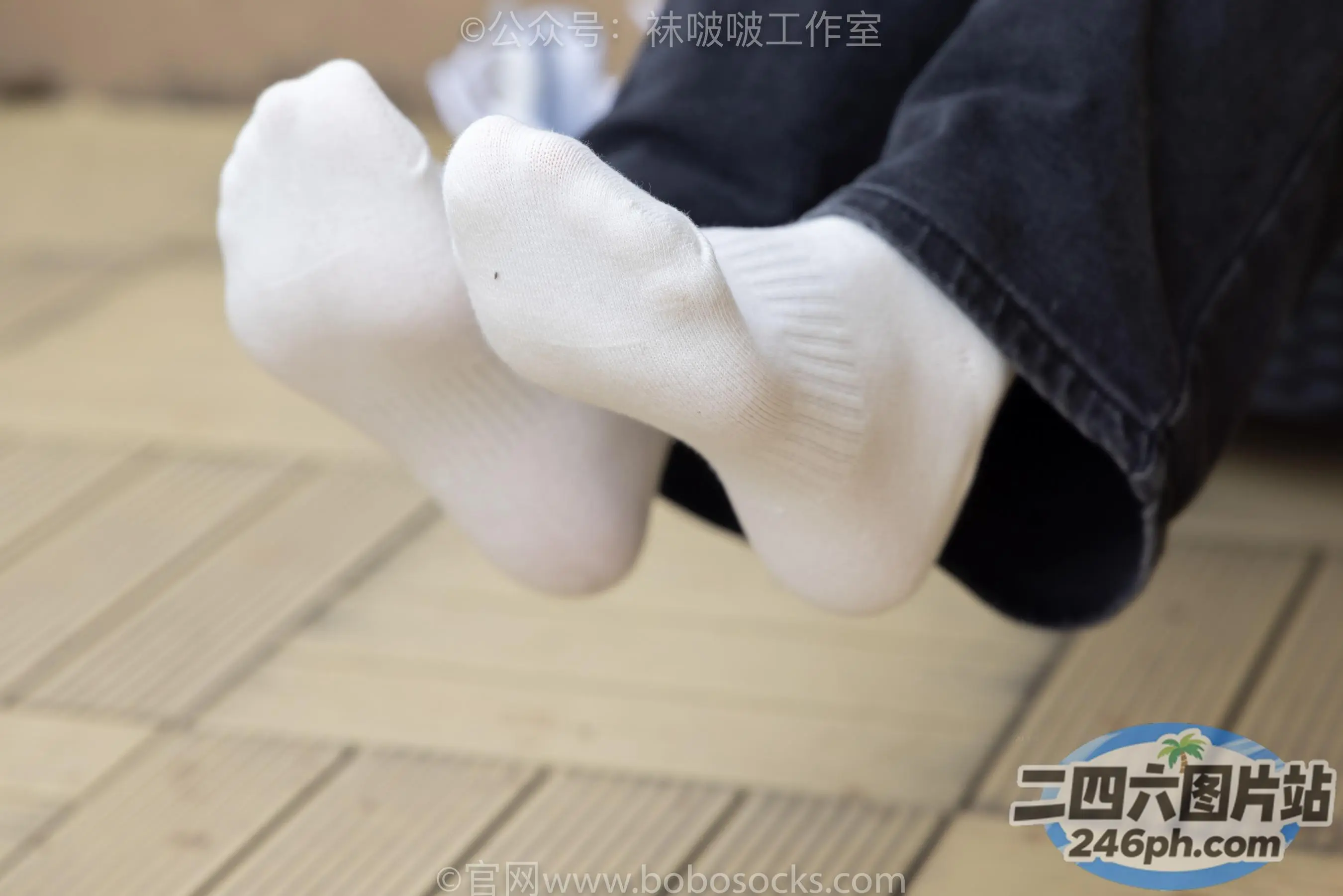 阿拉菲德人坐在地板上，双脚抬起