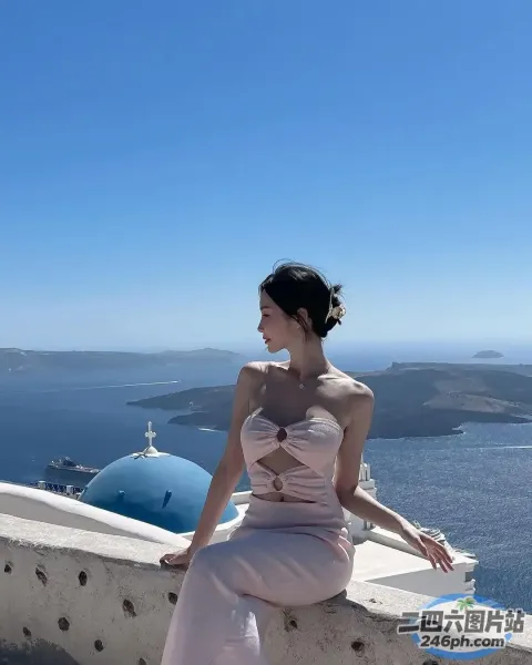 阿拉夫德女人坐在俯瞰水体的墙上