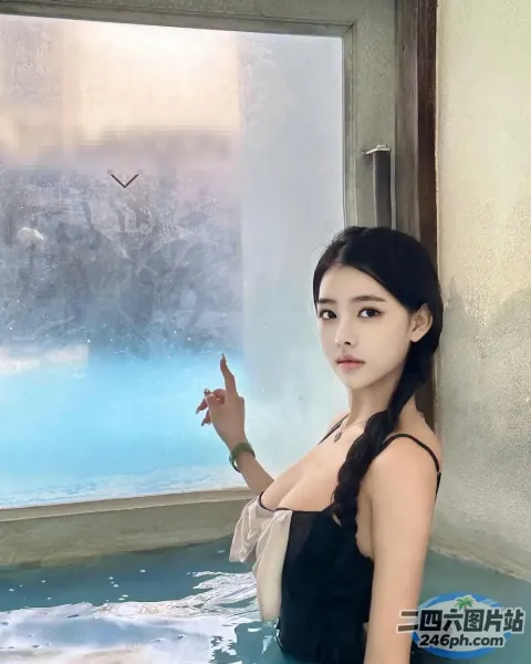 浴缸里的女人指着窗户的特写