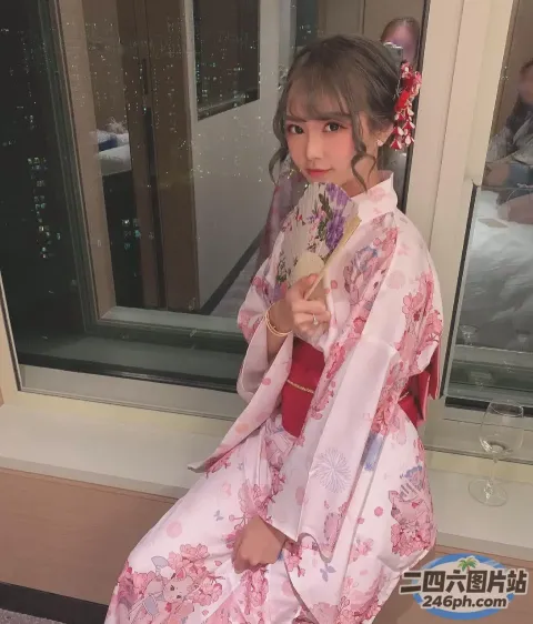 窗台上坐着一个穿着和服的女人