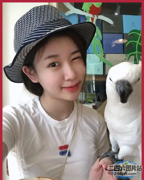有一个女人拿着一只鸟和一盘食物