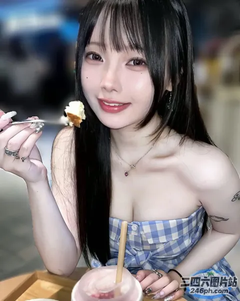 阿拉伯裔亚洲女子用叉子吃一块蛋糕