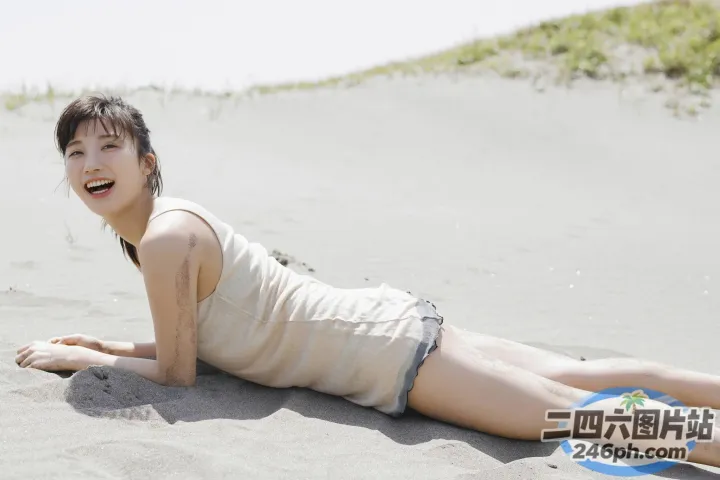 阿拉菲女子手里拿着一本书躺在沙滩上