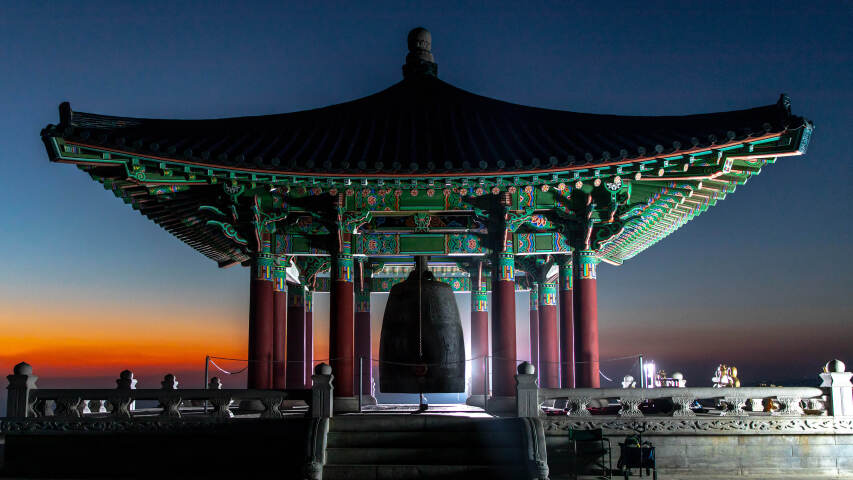 夜晚公园中央的 arafed 宝塔，带有铃铛