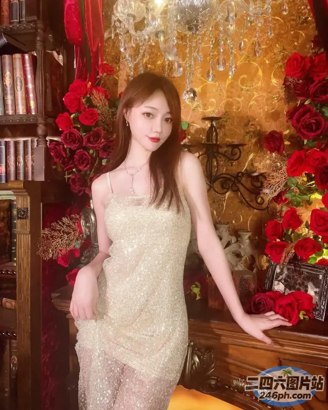 身穿白色连衣裙的 araffe 女子站在摆满鲜花的桌子前