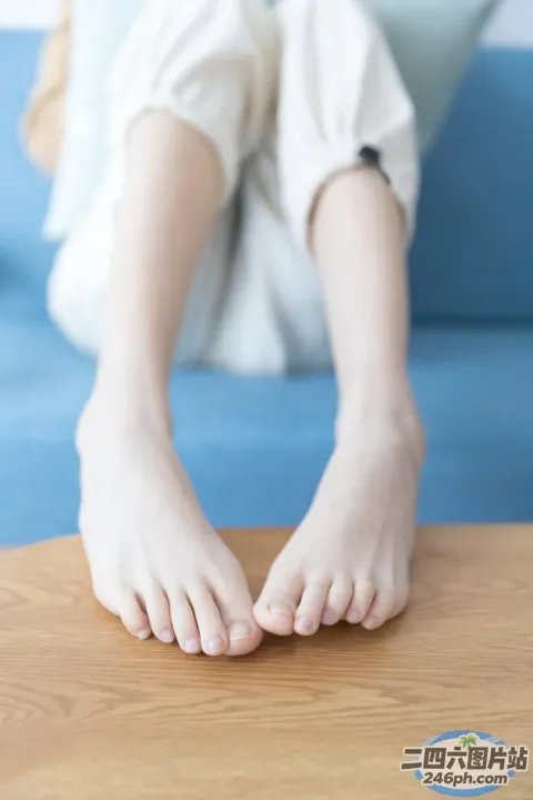 有一个人坐在沙发上，双叉