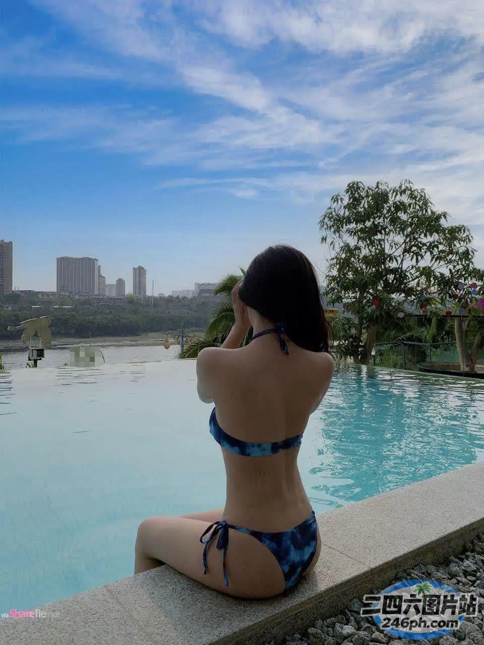 穿着比基尼坐在游泳池边的 araffe 女人