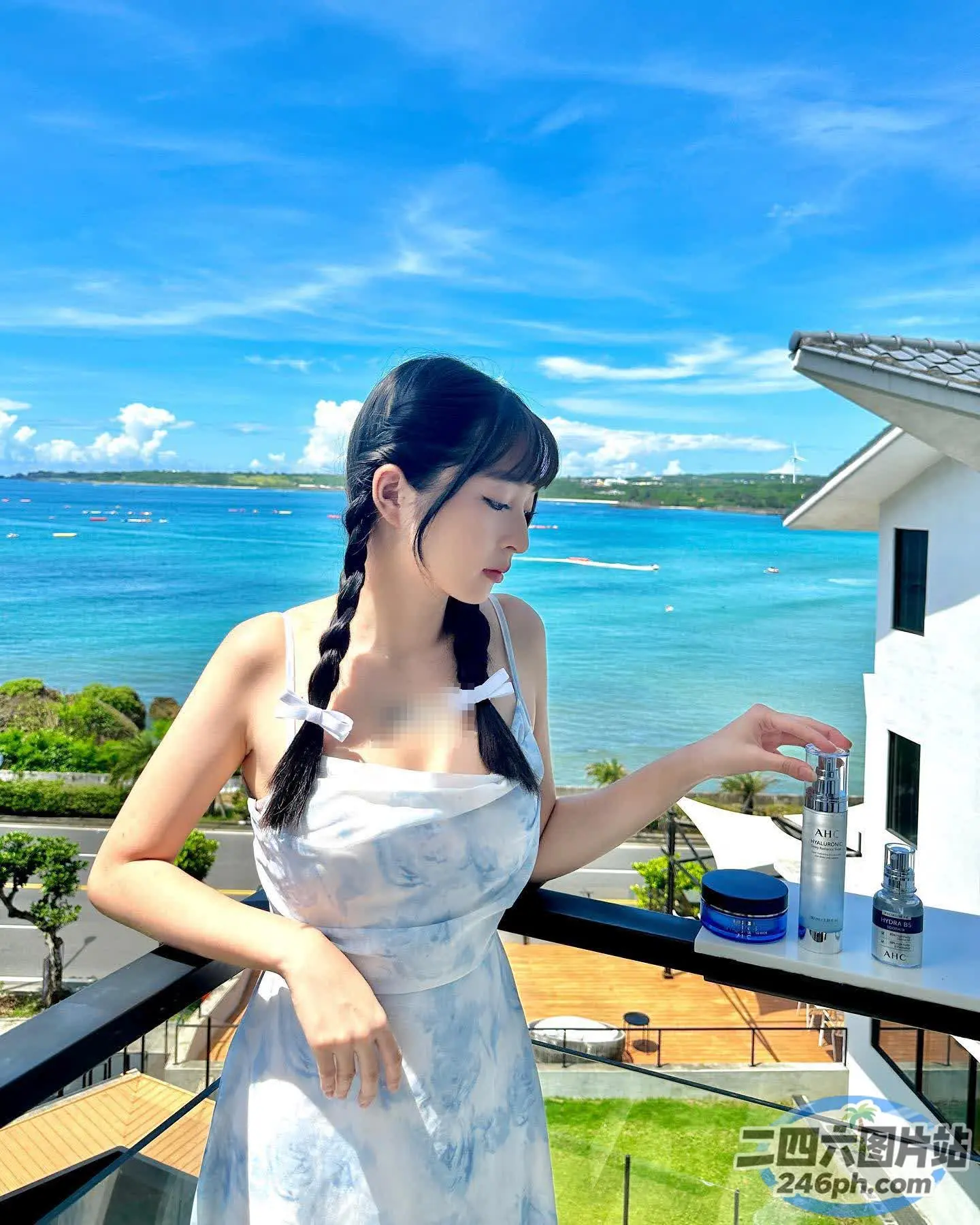 阳台上站着一个女人，手里拿着一瓶水