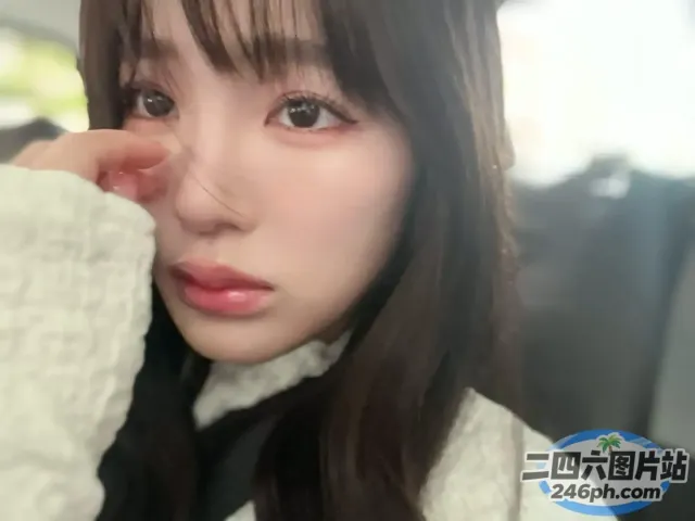 有个女人打着领带坐下