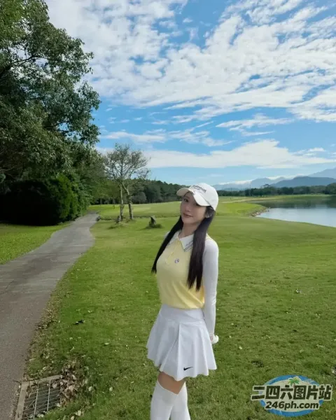 身穿黄色衬衫和白色裙子的阿拉夫德女子站在公园里