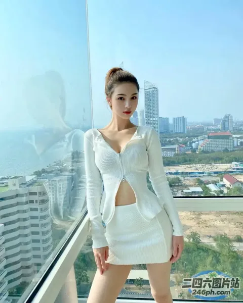 站在窗前的白裙子