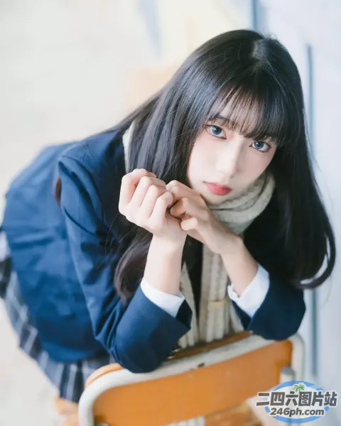 穿着蓝色夹克和围巾坐在椅子上的 Arafed 女人
