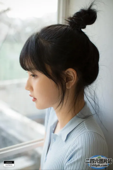 一位年轻女子望向窗外的特写镜头