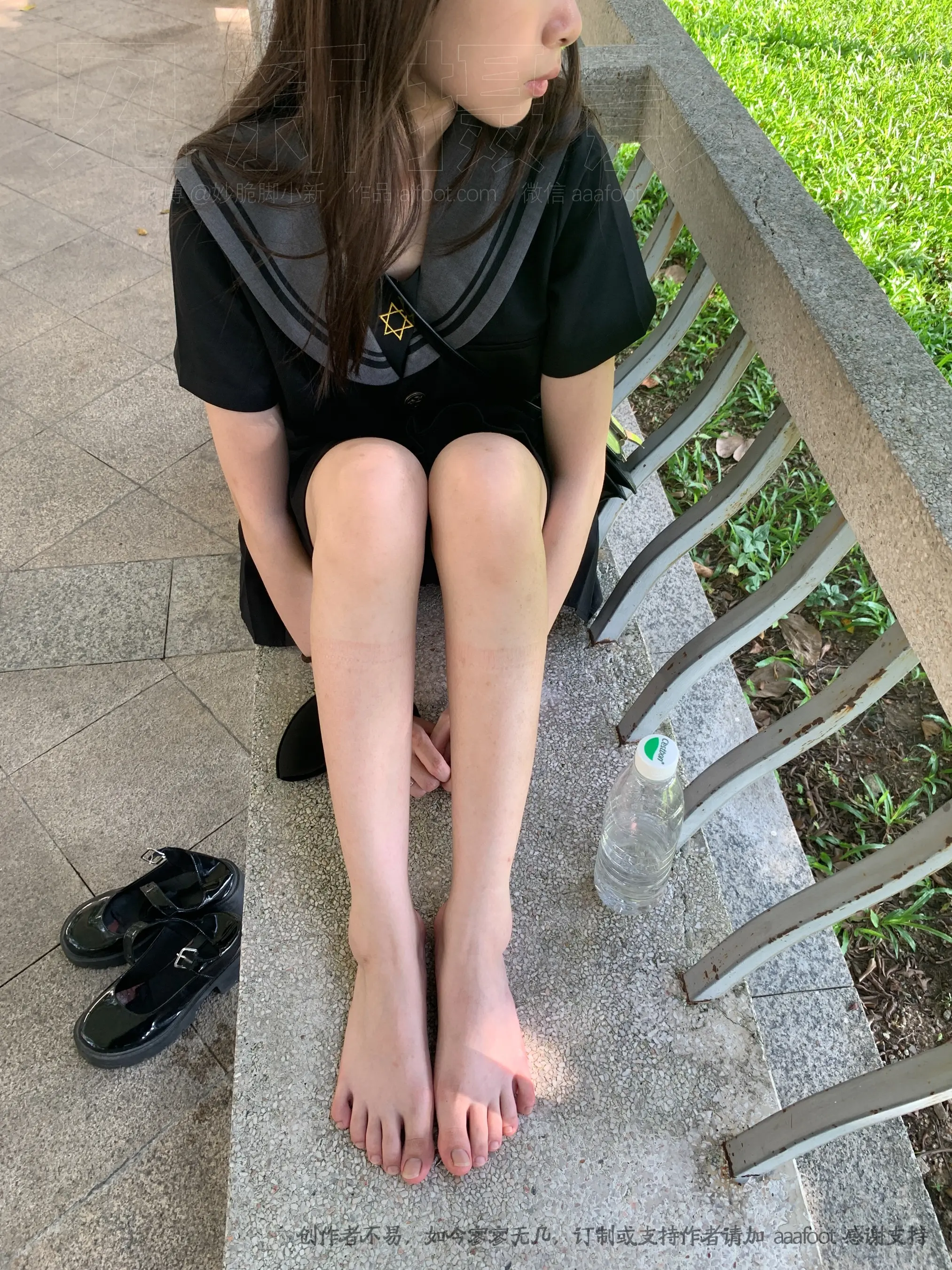 阿拉菲德女孩坐在长凳上，双叉