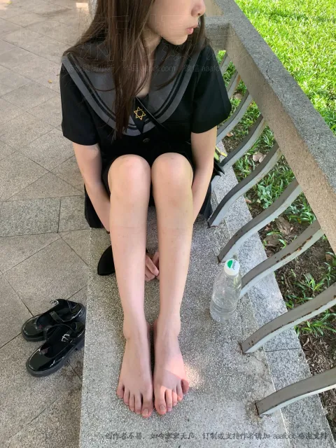 阿拉菲德女孩坐在长凳上，双叉