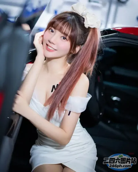 坐在车里的白裙子