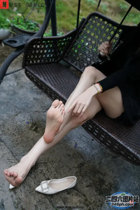 坐在长凳上，脚踩在鞋子上的 Araffed 女人