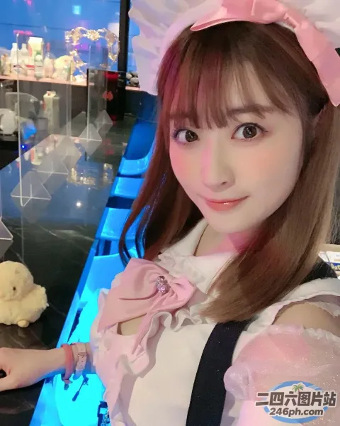 有一位女士在商店里摆姿势拍照
