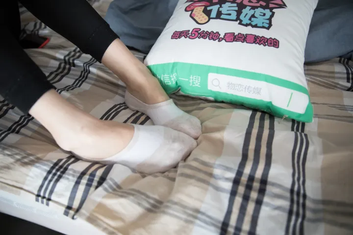 有人在床上的枕头上贴绷带