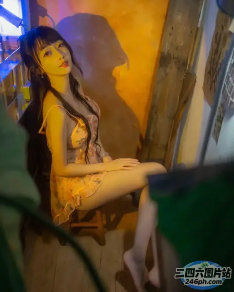 有个女人坐在椅子上，身穿黄色连衣裙