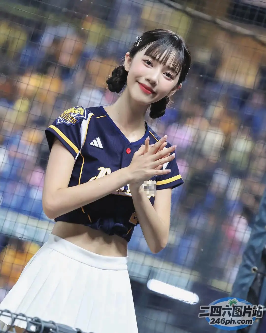身穿啦啦队服的 araffe 女孩站在栅栏前