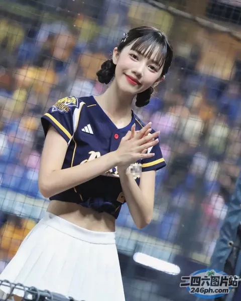 身穿啦啦队服的 araffe 女孩站在栅栏前