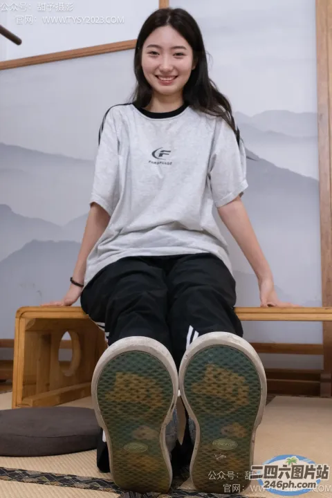 阿拉夫德女人坐在长凳上，双脚抬起