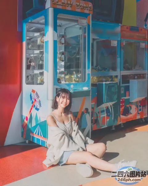 Araffe 坐在自动售货机前的地上