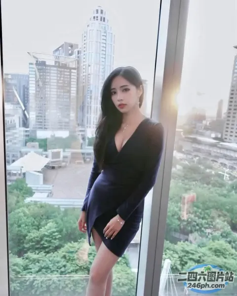 一个穿着裙子的女人站在窗前的特写