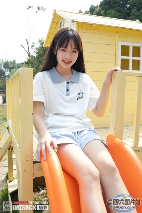 一个人坐在院子里滑梯上的特写