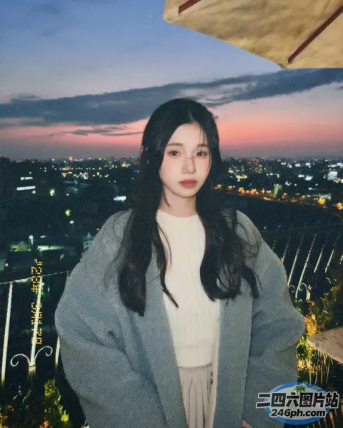 阿拉夫德 （Arafed） 照片中一名女子在夜晚站在城市前