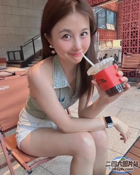 阿拉菲女孩坐在长凳上喝着饮料，手里拿着吸管