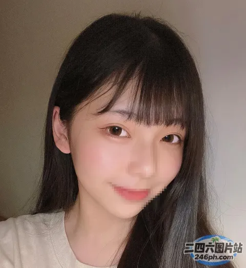 有一位长发白衬衫的女人