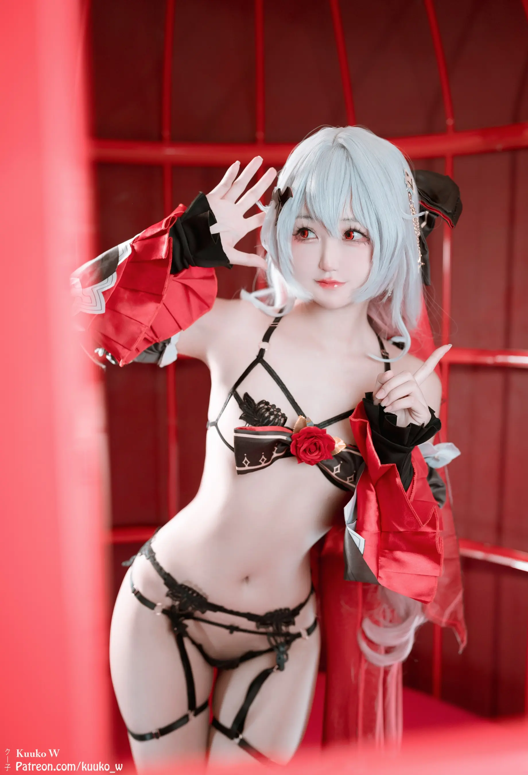 穿着黑白服装的红色笼子里的 Arafed 女人