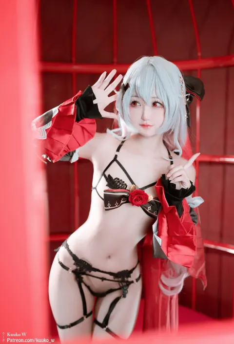 穿着黑白服装的红色笼子里的 Arafed 女人