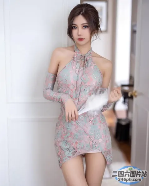 有个穿着裙子的女人摆姿势拍照