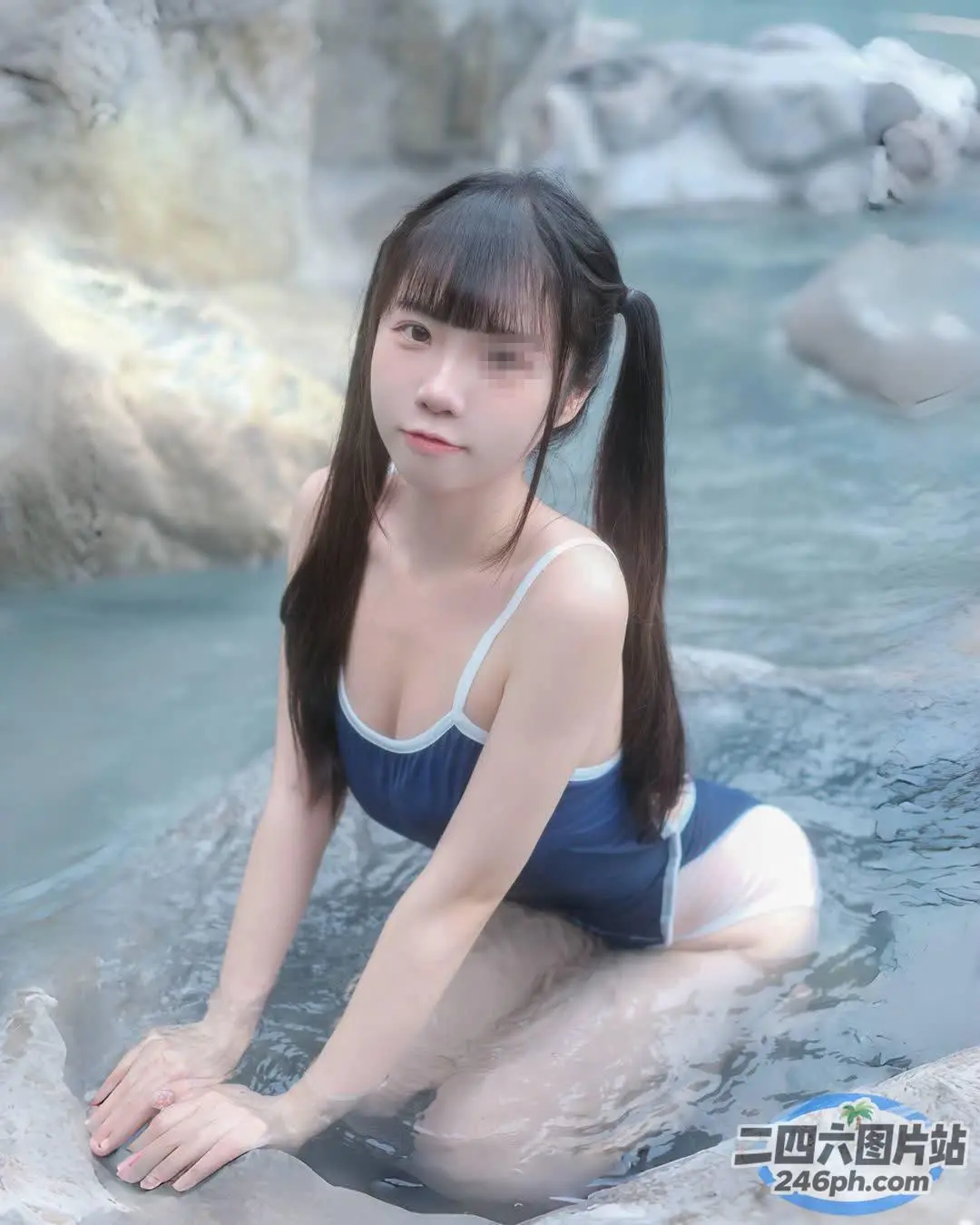 身穿蓝色泳衣的 arafed 亚洲女子坐在游泳池里