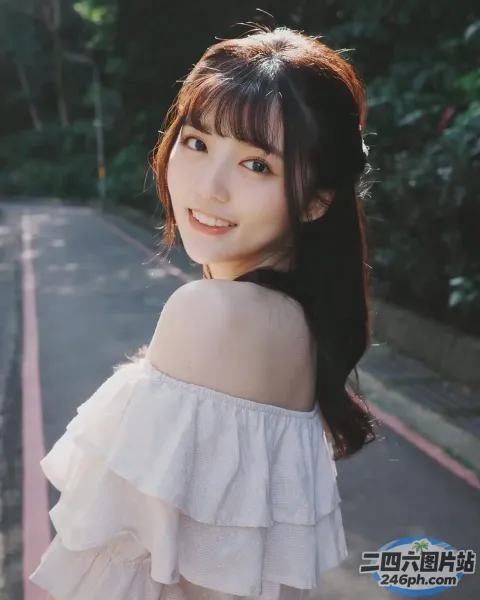歌词大意： 有一个女人站在街上，面带微笑