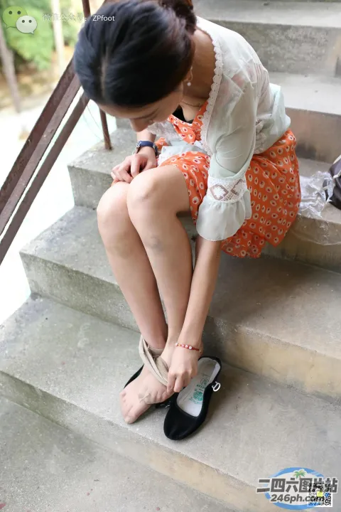 台阶上坐着一个女人，她穿着鞋子