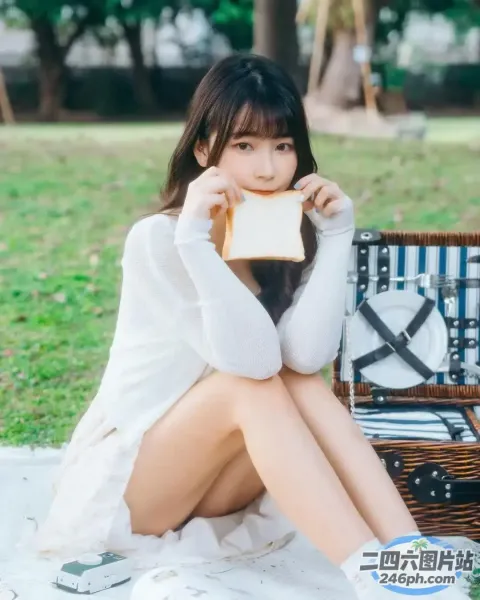 阿拉菲女孩坐在毯子上吃三明治