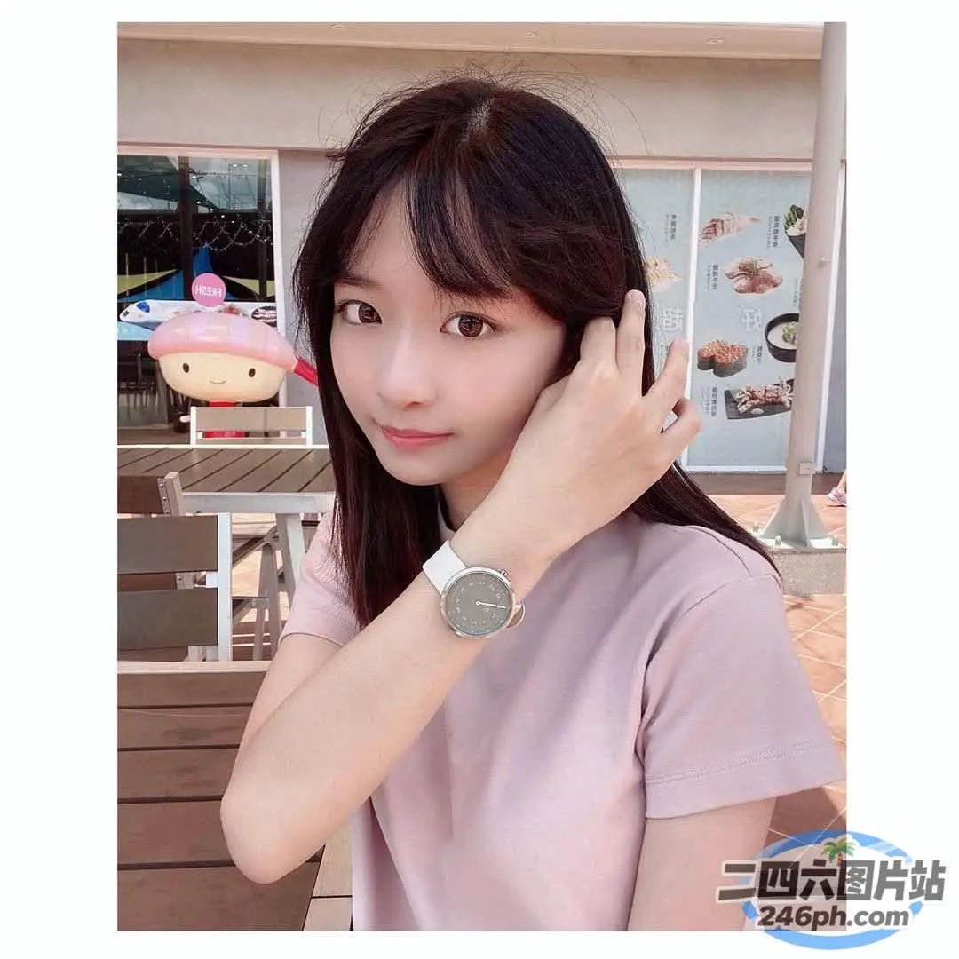 手腕上戴着手表的女人的特写