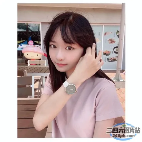 手腕上戴着手表的女人的特写