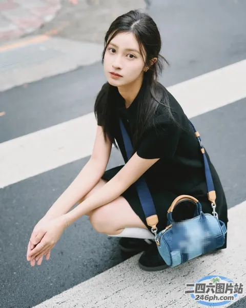 阿拉菲女子坐在地上，膝盖上放着钱包
