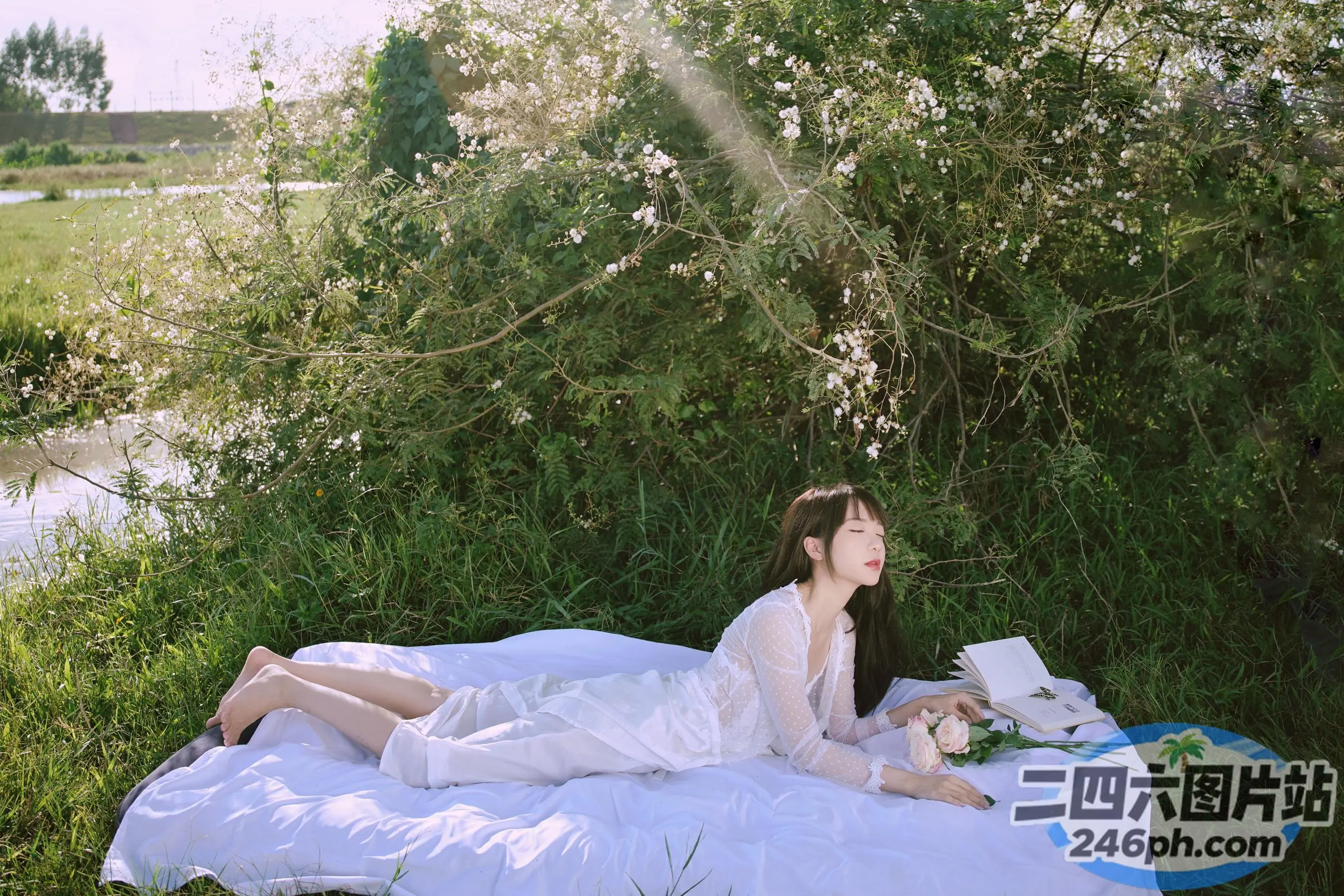 草地上躺着一个女人