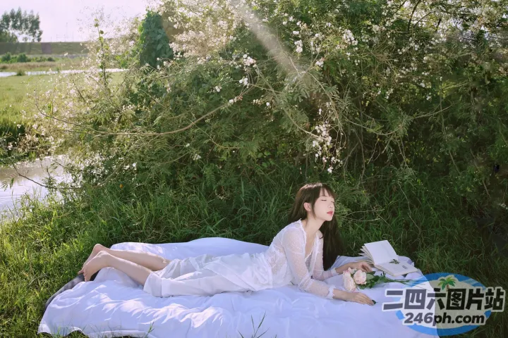 草地上躺着一个女人