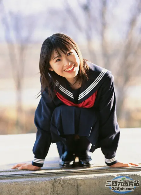 身穿水手服的 arafed 亚洲女子合影留念