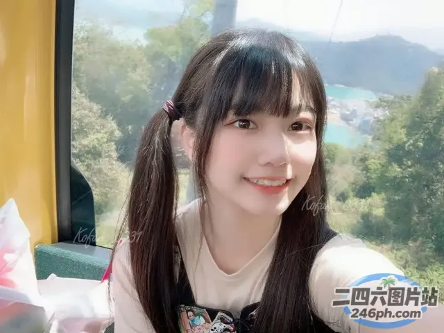 长发 Araffe 女孩拿着一盒牛奶坐在火车上