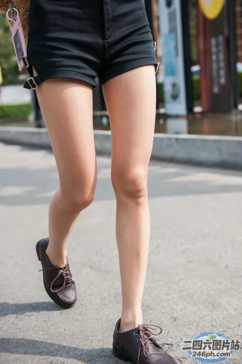 拿着钱包和鞋子走在街上的阿拉菲德女人