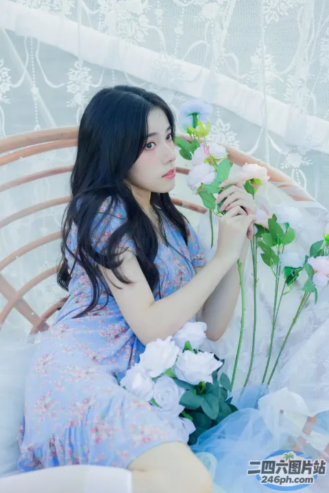 有个女人坐在长凳上，手里拿着鲜花