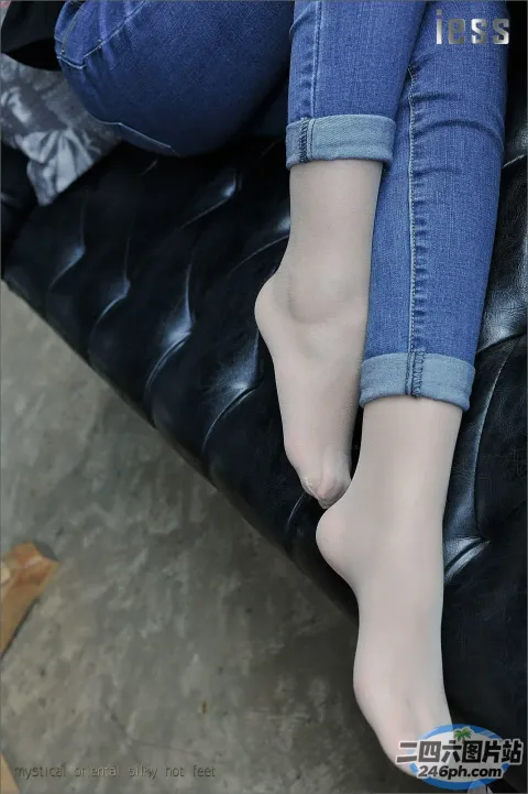 坐在黑色皮沙发上的女人的双腿